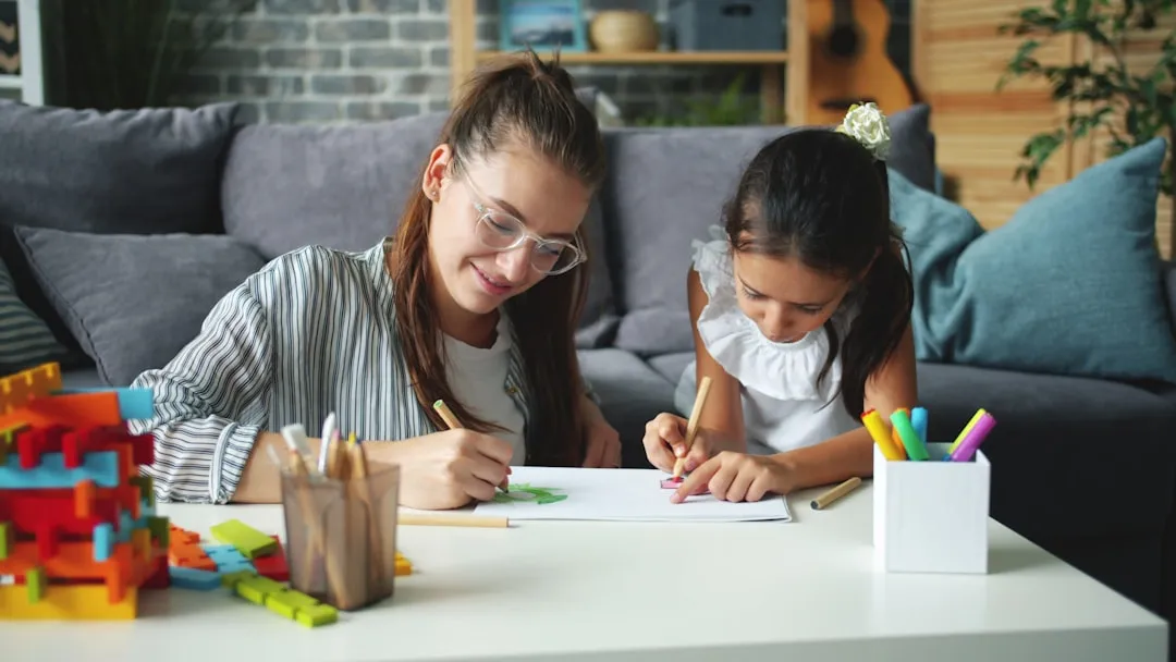 Familia compartiendo momentos creativos con Bambary